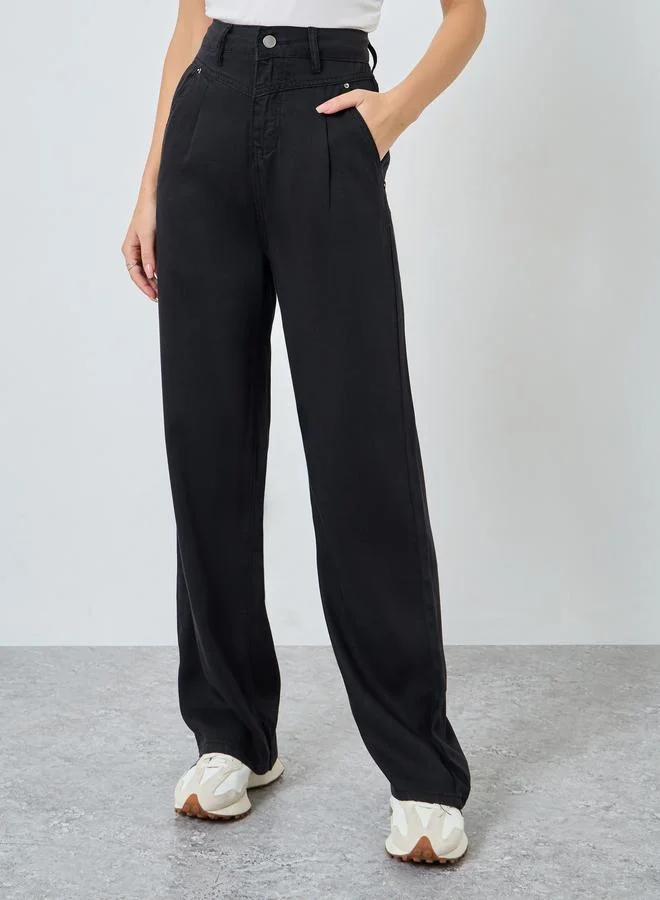 ستايلي جينز بأرجل واسعة بخصر مرتفع