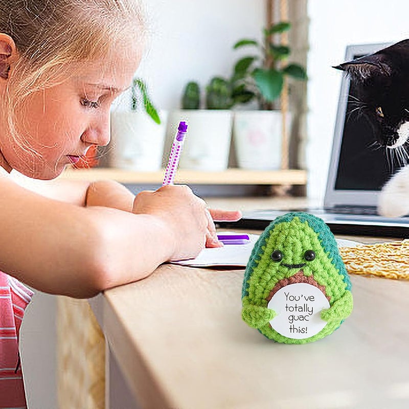 كلاراكو هدايا إيجابية مصنوعة يدويًا من خيار مخلل محبوك، دمية حياكة لطيفة من خيار مخلل وتفاح مع بطاقة حياة إيجابية للتشجيع، لعبة مضحكة لتقليل الضغط (مزيج من 3 قطع) - Image 5