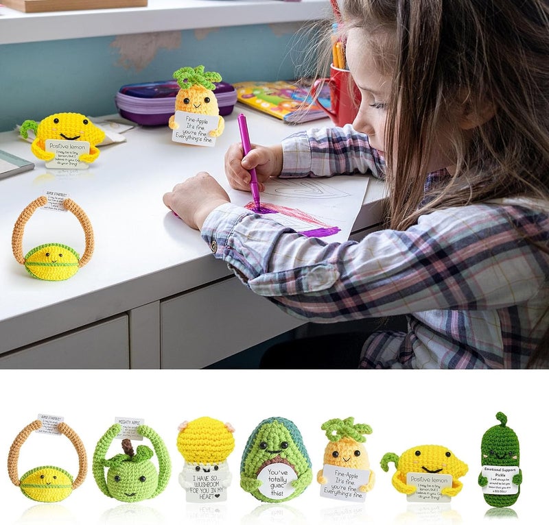 كلاراكو هدايا إيجابية مصنوعة يدويًا من خيار مخلل محبوك، دمية حياكة لطيفة من خيار مخلل وتفاح مع بطاقة حياة إيجابية للتشجيع، لعبة مضحكة لتقليل الضغط (مزيج من 3 قطع) - Image 2