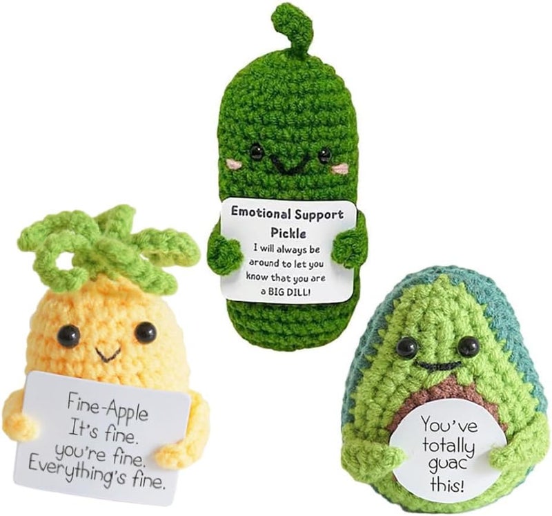 كلاراكو هدايا إيجابية مصنوعة يدويًا من خيار مخلل محبوك، دمية حياكة لطيفة من خيار مخلل وتفاح مع بطاقة حياة إيجابية للتشجيع، لعبة مضحكة لتقليل الضغط (مزيج من 3 قطع) - Image 1