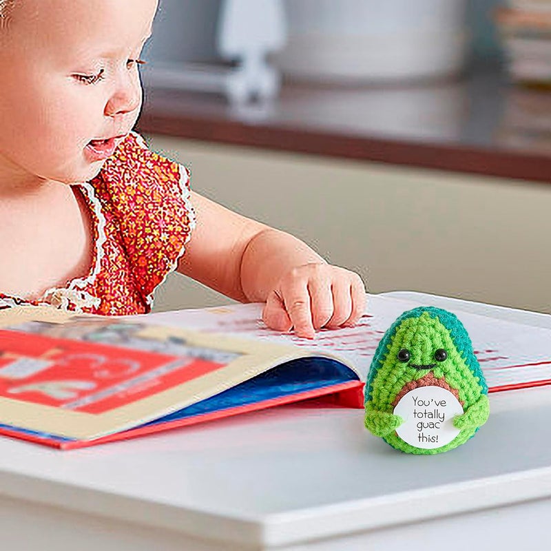 كلاراكو هدايا إيجابية مصنوعة يدويًا من خيار مخلل محبوك، دمية حياكة لطيفة من خيار مخلل وتفاح مع بطاقة حياة إيجابية للتشجيع، لعبة مضحكة لتقليل الضغط (مزيج من 3 قطع) - Image 4