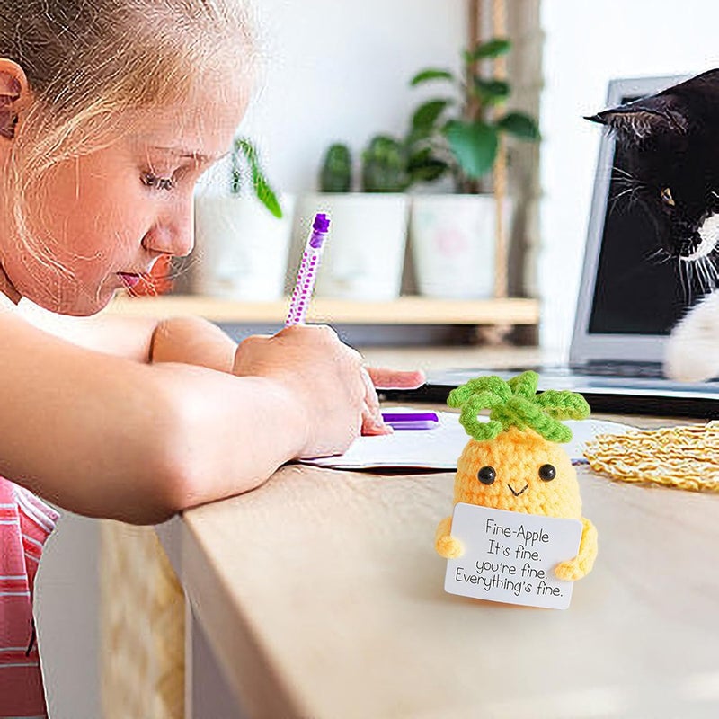 كلاراكو هدايا إيجابية مصنوعة يدويًا من خيار مخلل محبوك، دمية حياكة لطيفة من خيار مخلل وتفاح مع بطاقة حياة إيجابية للتشجيع، لعبة مضحكة لتقليل الضغط (مزيج من 3 قطع) - Image 3