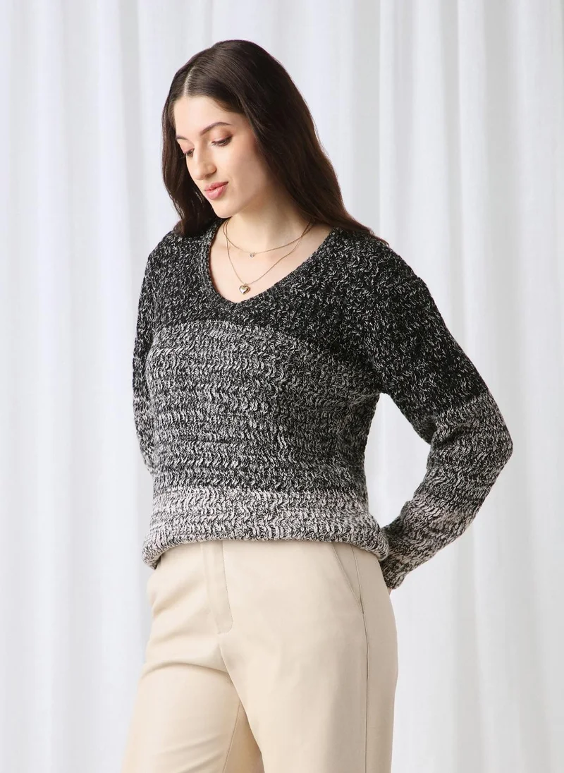 جلو باص كنزة نسائية سوداء بتصميم أومبر وياقة على شكل  من الأكريليك