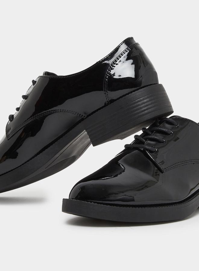 ستايلي حذاء اكسفورد بجلد صناعي وتفاصيل لامعة - Image 4