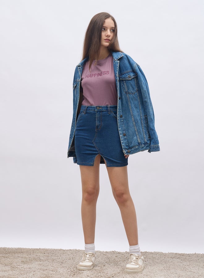 ستايلي تي شيرت نسائي بأكمام قصيرة مطرز بشعار لون بنفسجي - Image 2