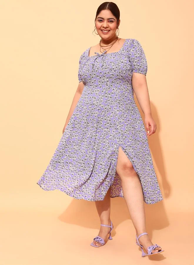 STREET 9 فستان ميدي - بياقة مربعة وطبعات زهور مقاس كبير من ستريت