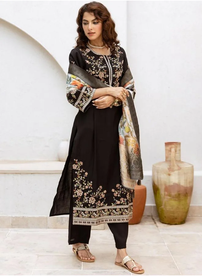 آي شين Embroidered Women Black Muslin Kurta Set with Embroidered pattern Tunic and Palazzo features a Round neckline and Three-Fourth Sleeve secured with Elastic closure and styled in Straight Fit ideal for Festive moments — designed to make heads turn.
