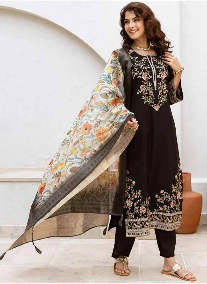 آي شين Embroidered Women Black Muslin Kurta Set with Embroidered pattern Tunic and Palazzo features a Round neckline and Three-Fourth Sleeve secured with Elastic closure and styled in Straight Fit ideal for Festive moments — designed to make heads turn.