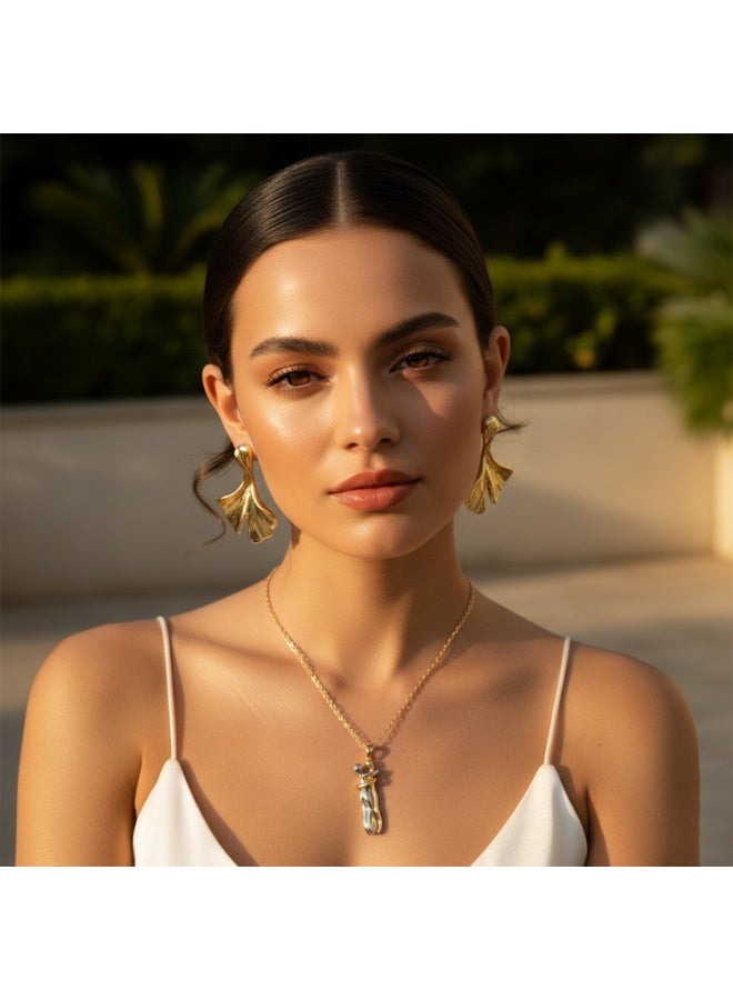 جوليا ستور قلادة عناق حنون من الفولاذ المقاوم للصدأ مطلية بالذهب عيار 18 قيراطًا، هدية مثالية للأزواج. قلادة سلسلة عناق تحكي قصة عاشقين. قلادة عناق رومانسية، هدية مجوهرات مميزة للرجال والنساء. - Image 2