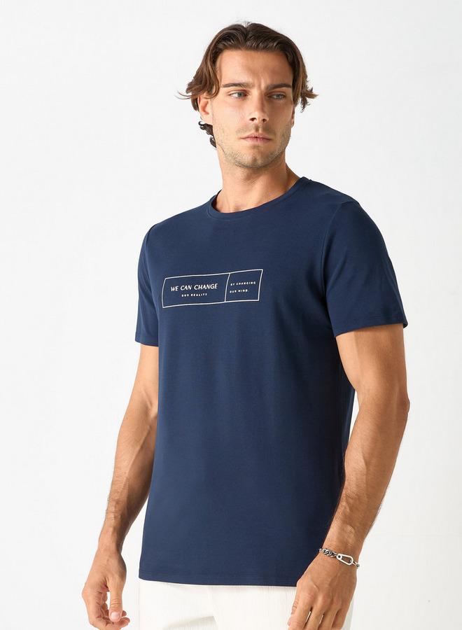 ايكونيك تيشيرت بياقة ضيّقة وأكمام قصيرة وطبعات تايبوجرافيك من آيكونيك - Image 1