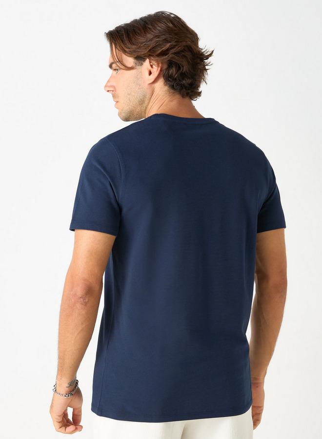 ايكونيك تيشيرت بياقة ضيّقة وأكمام قصيرة وطبعات تايبوجرافيك من آيكونيك - Image 3