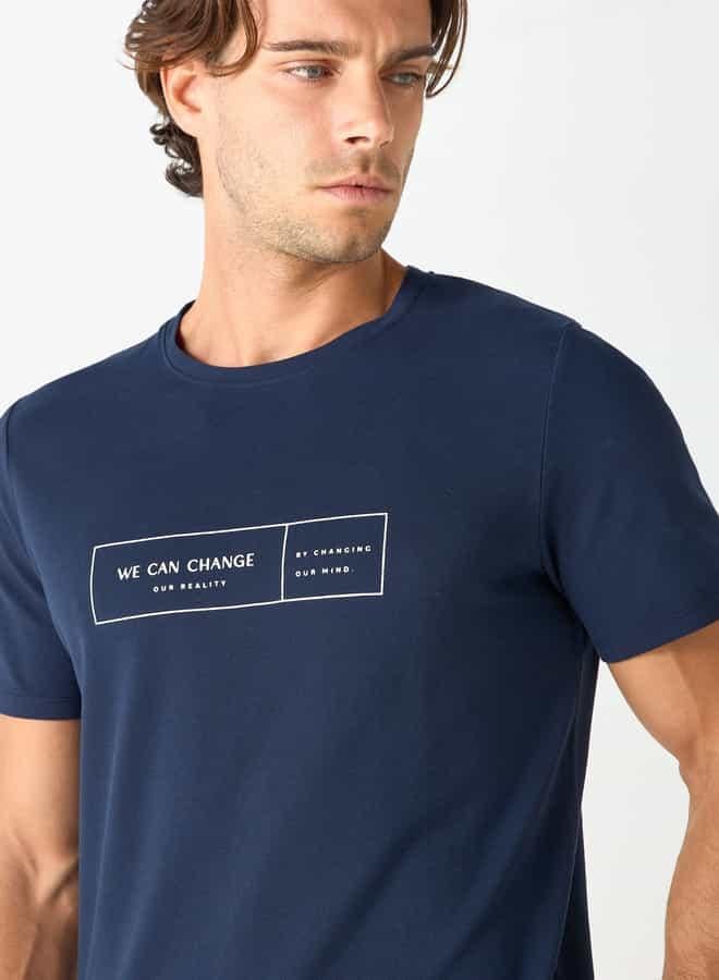 ايكونيك تيشيرت بياقة ضيّقة وأكمام قصيرة وطبعات تايبوجرافيك من آيكونيك - Image 4