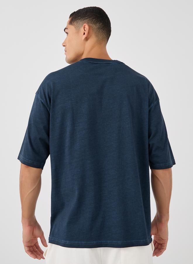 ستايلي تيشيرت بنسيج جيرسي مع تفاصيل مشطوفة - Image 4