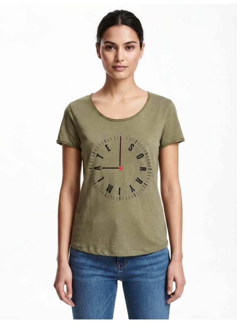 Divided by H&M تي شيرت نسائي أخضر زيتي بأكمام قصيرة مع رسمة ساعة - Image 1