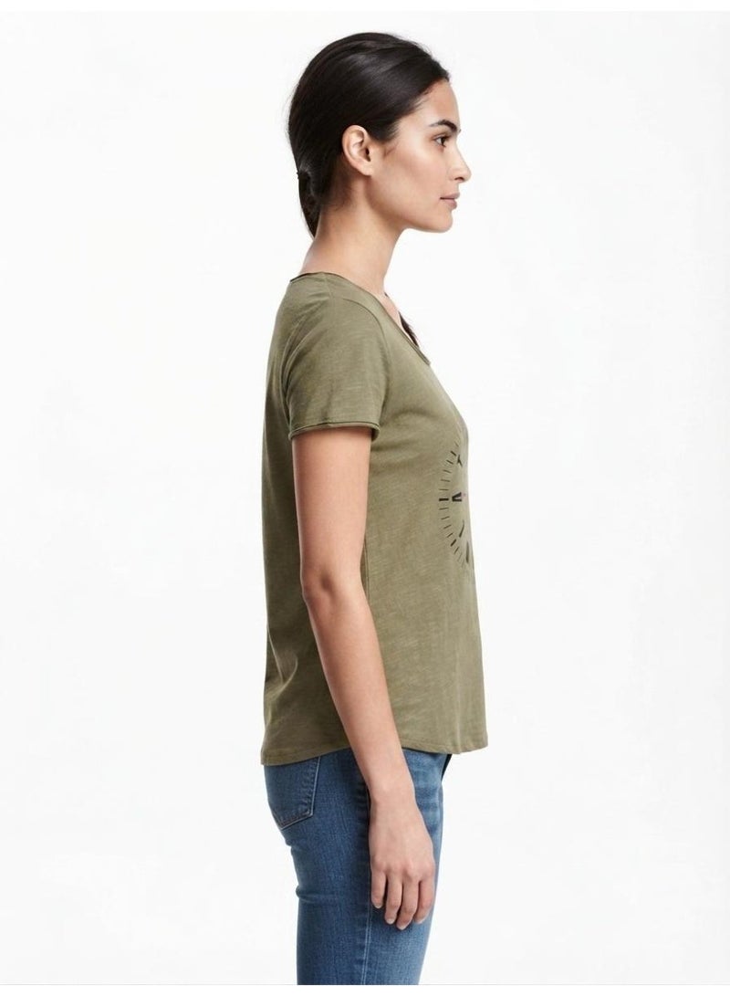 Divided by H&M تي شيرت نسائي أخضر زيتي بأكمام قصيرة مع رسمة ساعة - Image 2