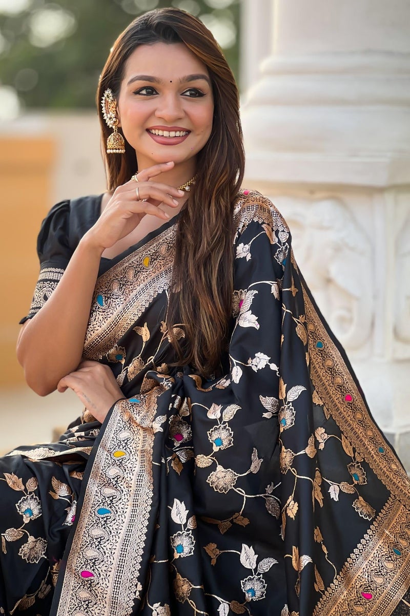 SGF11 Women's Kanjivaram Pure Soft Silk Handloom Saree Pure Golden Zari With Blouse Piece (Rich Black) - Image 4