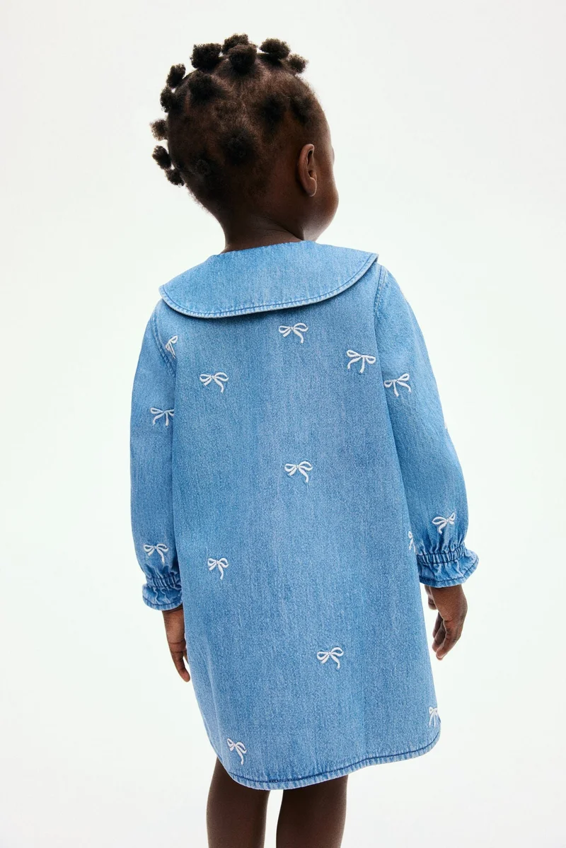 اتش اند ام فستان قميص دنيم بتفاصيل تطريز