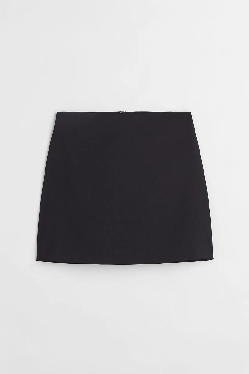 اتش اند ام تنورة قصيرة