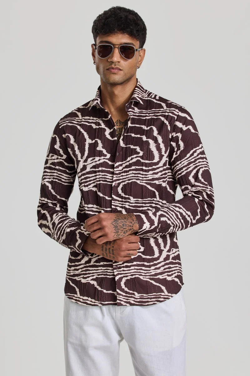 سنيتش قميص بقصة ضيقة بنقوش تجريدية بني داكن