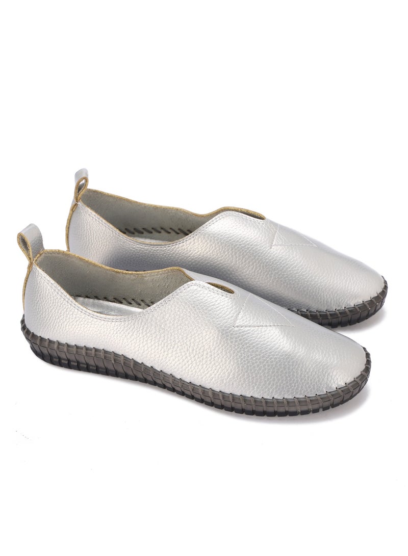 حذاء نسائي جلد مريح بكعب مسطح وتصميم عملي بدون أربطة - Image 1