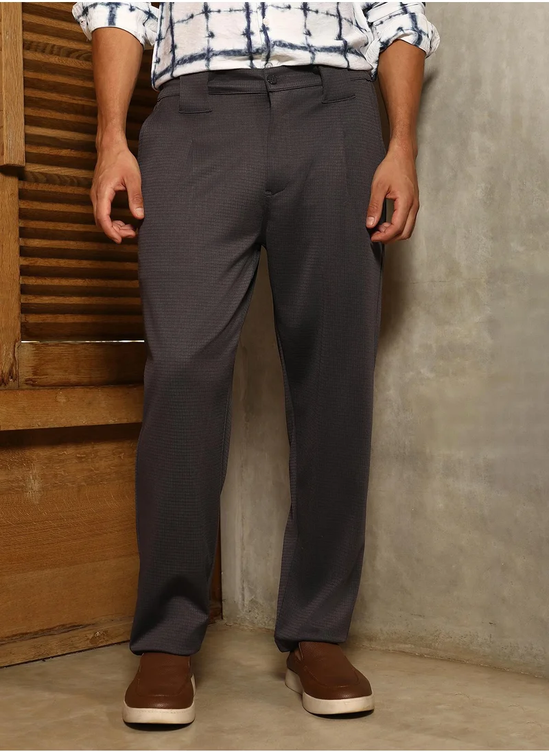 كامبوس سوترا Campus Sutra Men's Charcoal Grey Waffle Chino Trousers For Casual Wear | Mid-Rise | Regular Fit | Drawstring Closure | Trousers Crafted With Comfort Fit For Everyday Wear