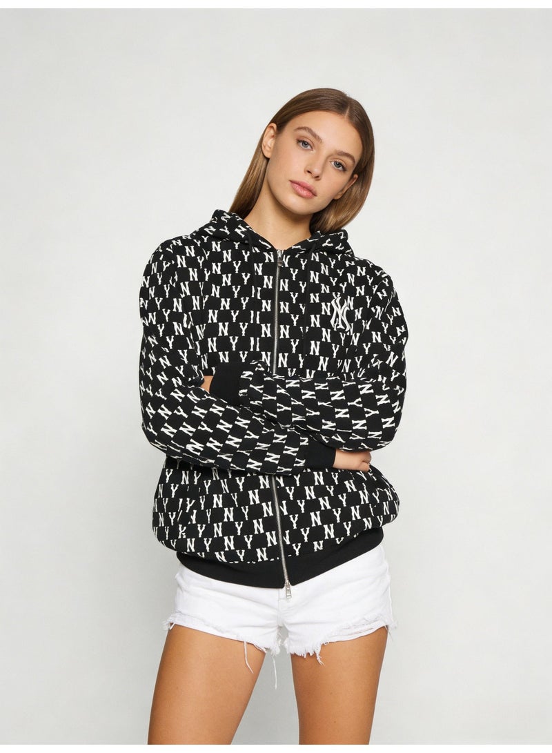 إم إل بي ة MLB للسيدات باللون الأسود ذات زبون ورفعة رأس، بطباعة رموز NY الموزعة على كاملها - Image 4