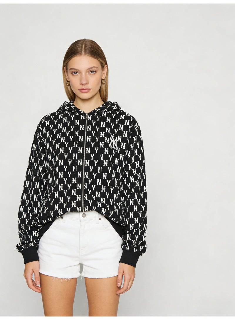 إم إل بي ة MLB للسيدات باللون الأسود ذات زبون ورفعة رأس، بطباعة رموز NY الموزعة على كاملها - Image 2