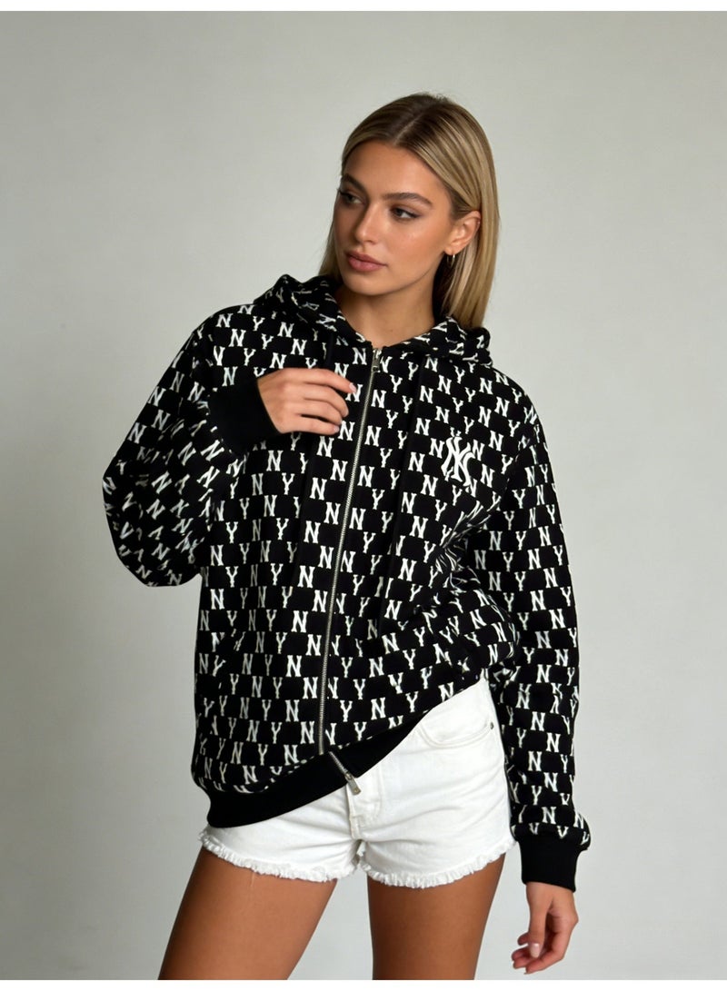 إم إل بي ة MLB للسيدات باللون الأسود ذات زبون ورفعة رأس، بطباعة رموز NY الموزعة على كاملها - Image 5