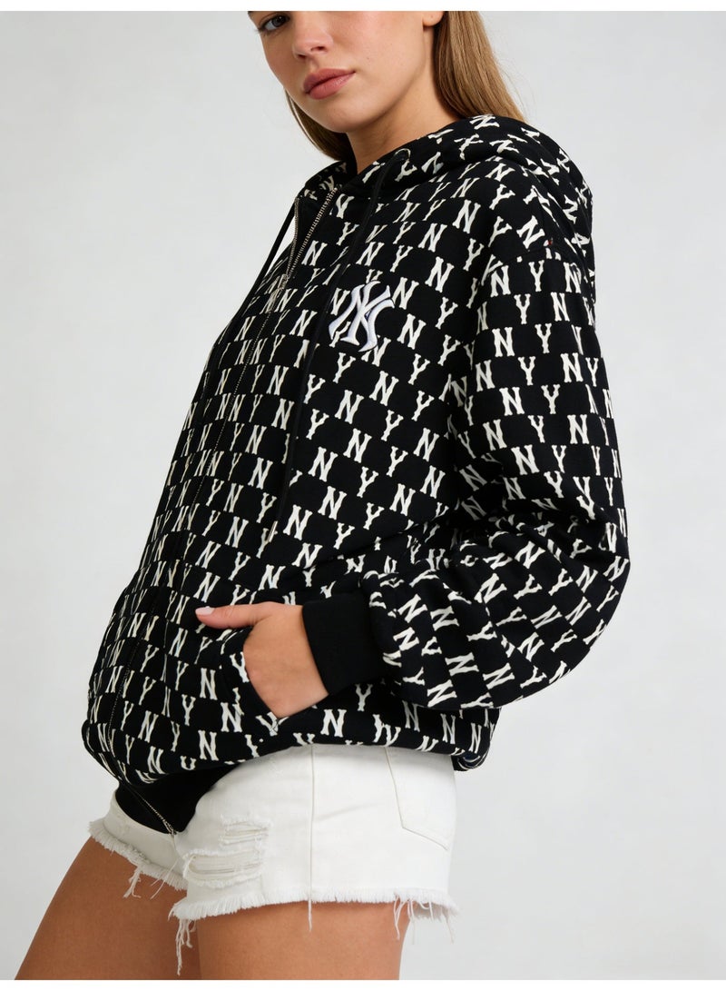 إم إل بي ة MLB للسيدات باللون الأسود ذات زبون ورفعة رأس، بطباعة رموز NY الموزعة على كاملها - Image 3