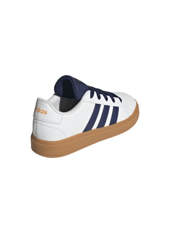 adidas حذاء جراند كورت . للأطفال للجنسين