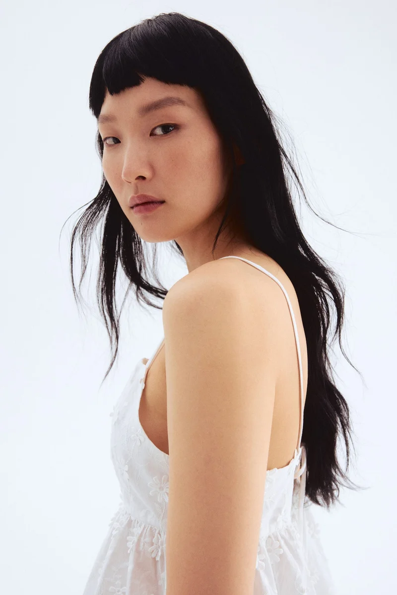 اتش اند ام بلوزة مزخرفة بحمالات كتف رفيعة