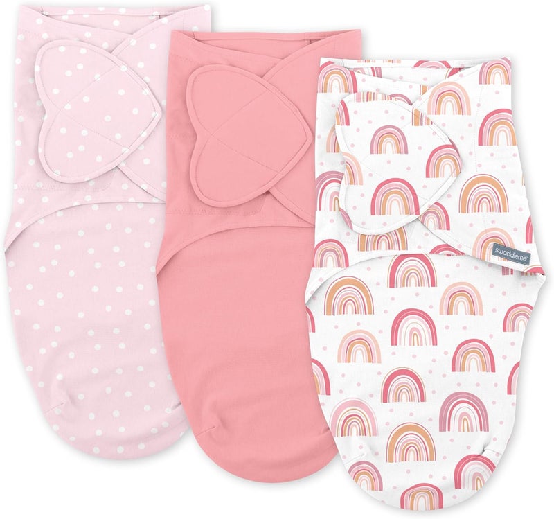 SwaddleMe بطانية لف الطفل من مجموعة إنجينيتي مونوغرام، 100% قطن، تحسن النوم وتساعد على تهدئة ردود الفعل المفاجئة، 0-3 أشهر، تصميم جيب للسهولة في التغيير، 1.0 TOG، عبوة 3 - قوس قزح - Image 1