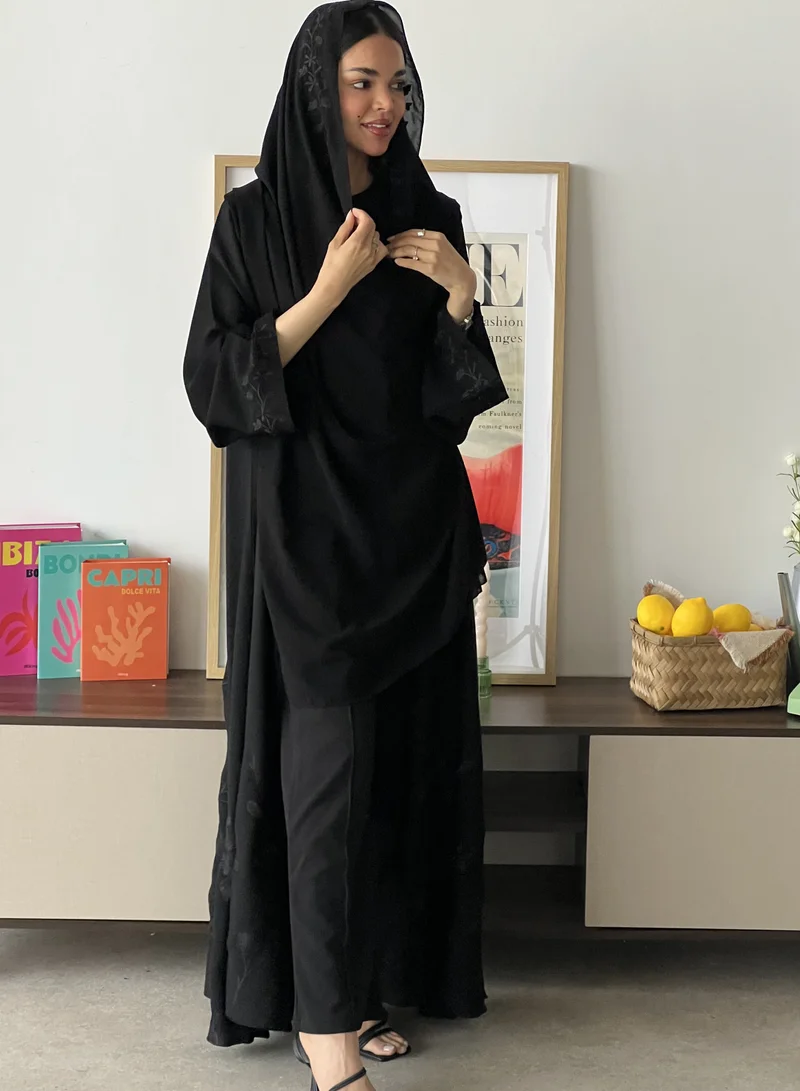 عبايات لوسين عباية سوداء بتطريز أسود على الأكمام وأسفل العباية