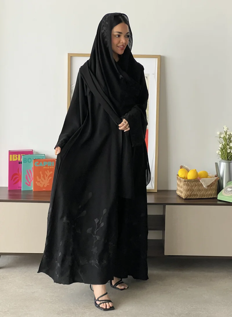 عبايات لوسين عباية سوداء بتطريز أسود على الأكمام وأسفل العباية