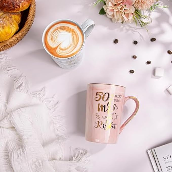 ALBISS مجموعة هدايا أكواب قهوة بمناسبة الذكرى الخمسين للزواج، سعة 14 أونصة، كوب ذهبي، هدايا للزوجين والآباء والأجداد والجدة، كوب وردي رمادي مع غطاء، بطاقة معايدة في صندوق أنيق - Image 3
