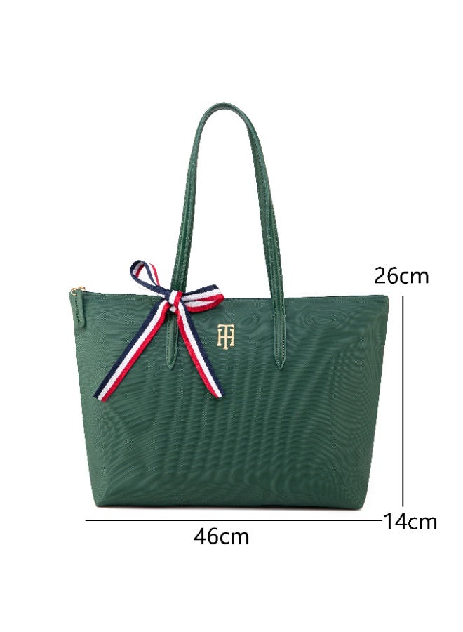 Tommy Hilfiger Denim حقيبة توتي لنساء من تومي هيلفيجر، حقيبة كتفية وفنية ومتعددة الاستخدامات مع شريط إشارات مميزة وعالية السعة للسفر والعمل والسباحة والرياضة - Image 5