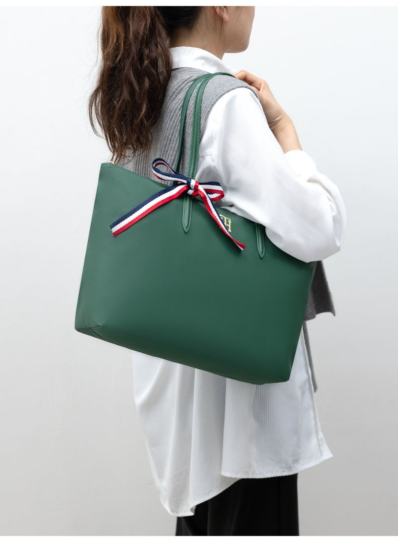 Tommy Hilfiger Denim حقيبة توتي لنساء من تومي هيلفيجر، حقيبة كتفية وفنية ومتعددة الاستخدامات مع شريط إشارات مميزة وعالية السعة للسفر والعمل والسباحة والرياضة - Image 2