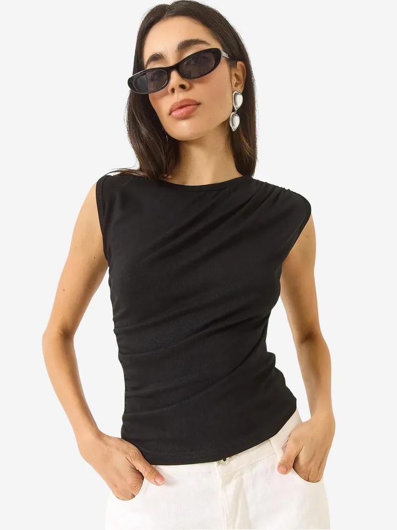 بيانكو لوتشي LUCCI Fitted Sleeveless Crew Neck Blouse