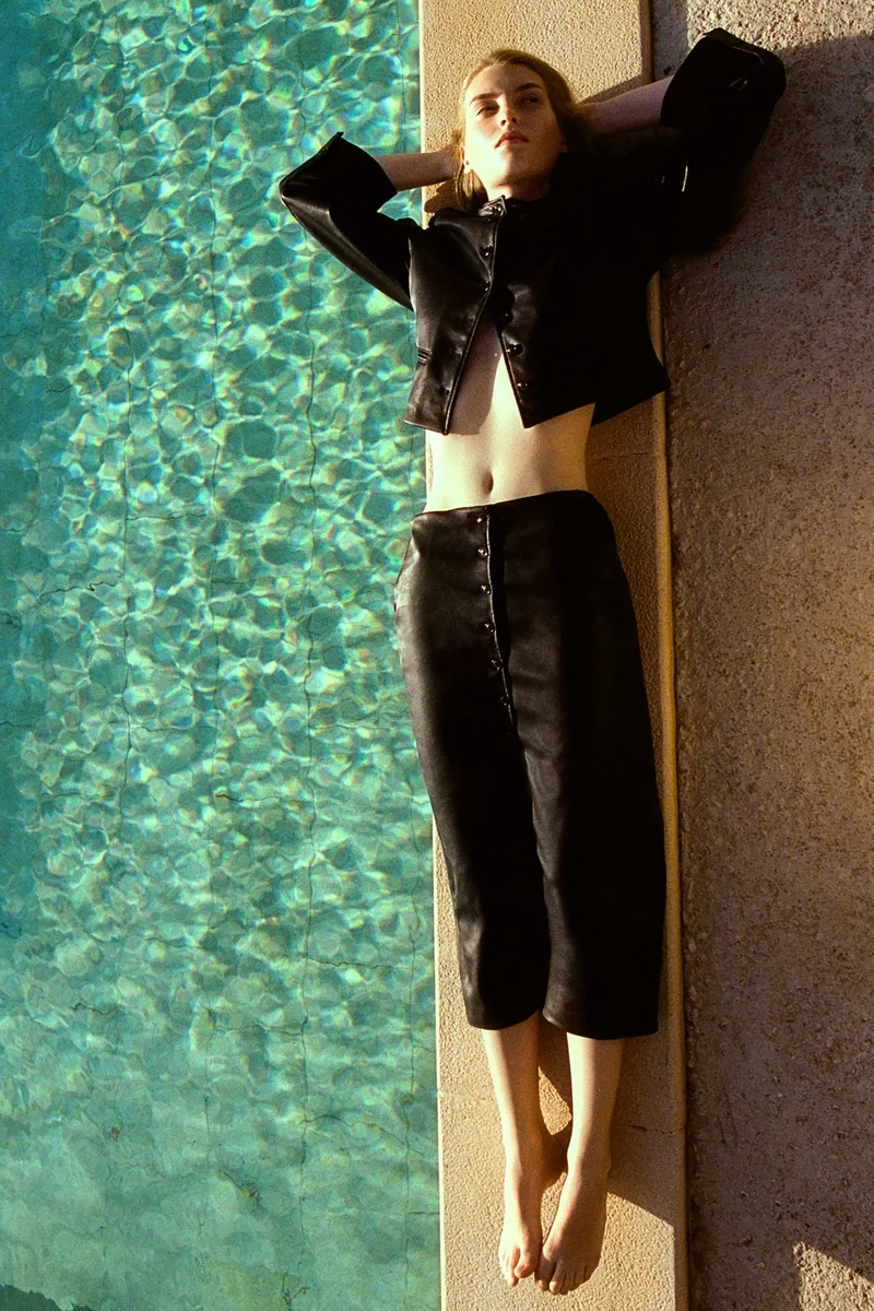 اتش اند ام تنورة ضيقة من القماش المطلي