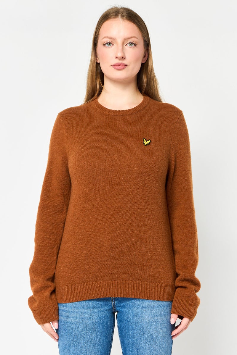 Lyle & Scott سترة محبوكة بنقشة شعار مطرزة برقبة مستديرة للنساء، بنية - Image 1