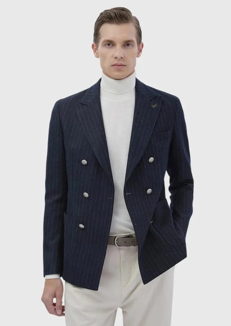 رامسي قميص مخطط باللون الأزرق الداكن، بقصة ضيقة عند الكتفين، وجاكيت من مزيج الصوف.