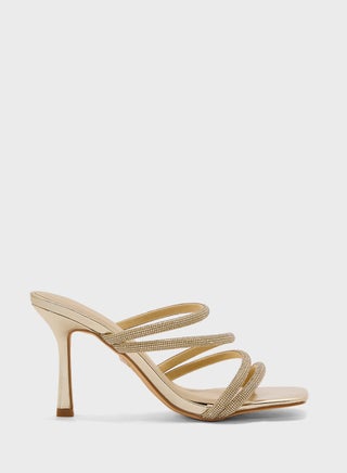 حذاء بكعب مزين بمسامير وحزام رفيع