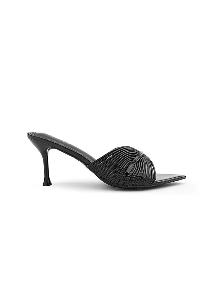 أيقون Luxurious satin heel slipper with refined silhouette.