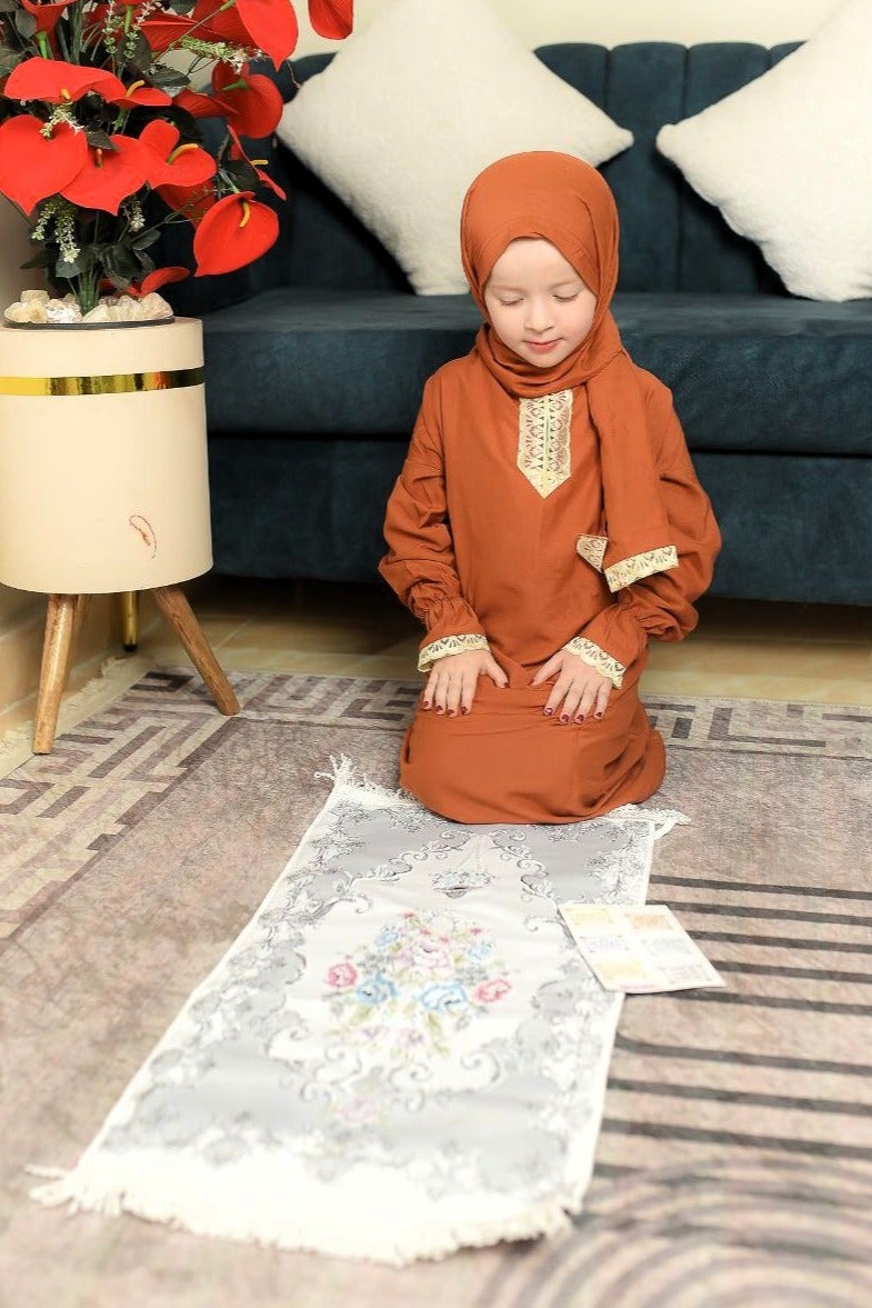 LINA FASHION Three-piece prayer set for girls: a children's prayer sheet, a children's prayer rug, and a card of supplications after prayer, a gift for the girl - Image 1