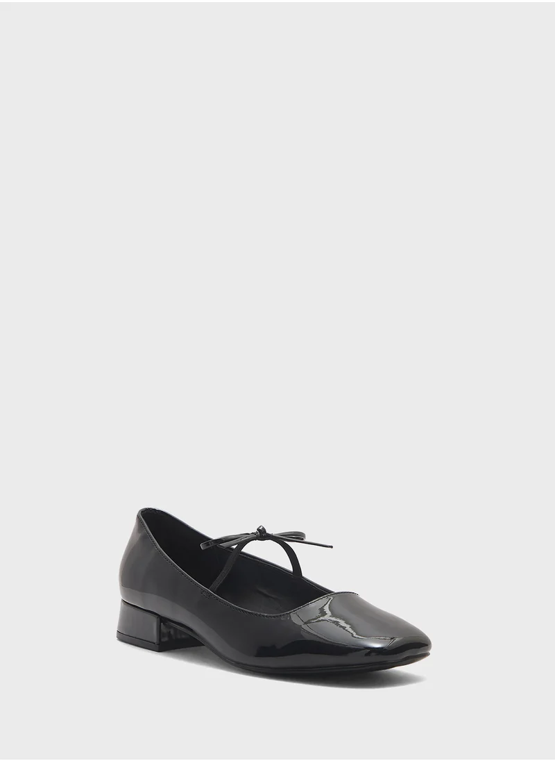 ستيف مادن Egret Pointed Toe Low Heel Pumps