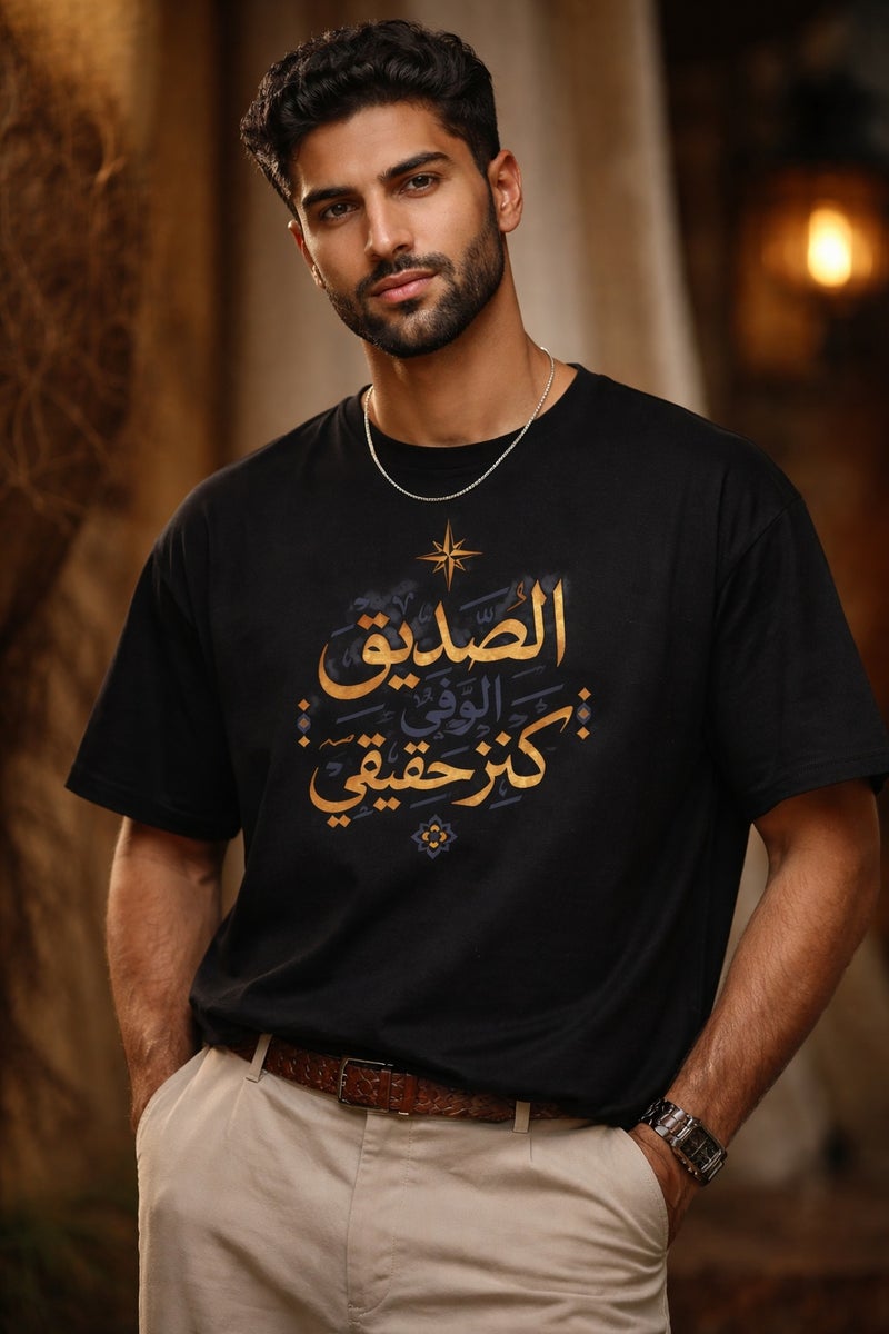 تي شيرت رجالي أسود بطباعة خط عربي أنيق تصميم عصري بأكمام قصيرة وياقة دائرية - Image 1
