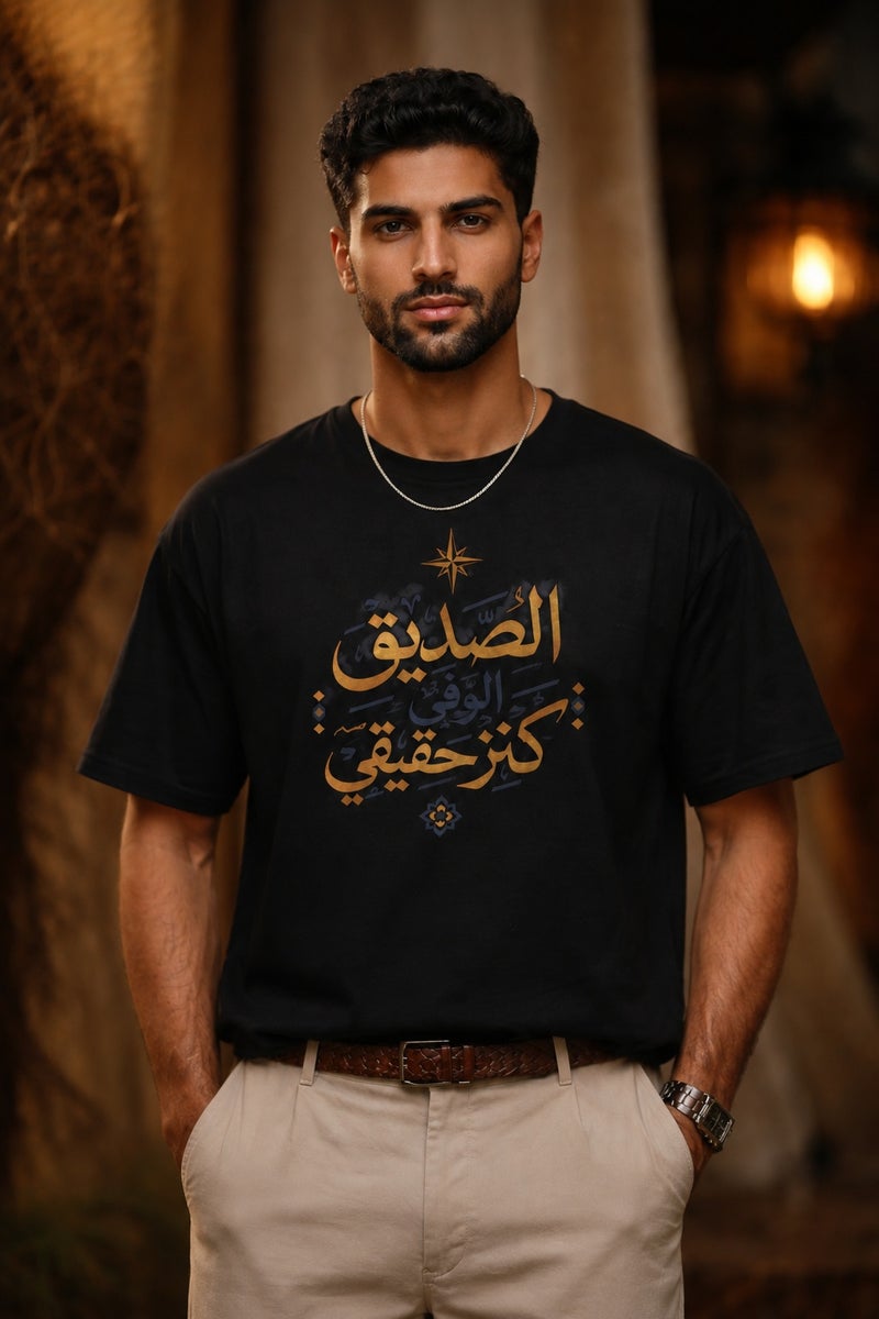 تي شيرت رجالي أسود بطباعة خط عربي أنيق تصميم عصري بأكمام قصيرة وياقة دائرية - Image 2