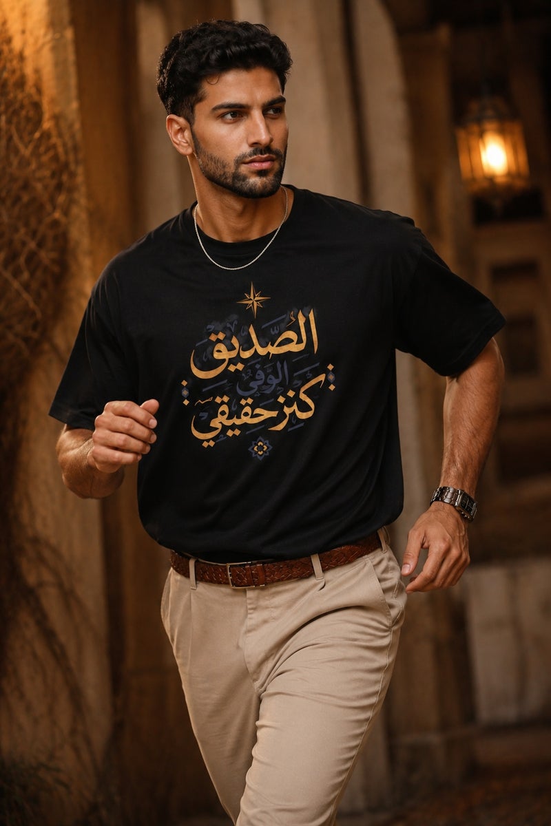 تي شيرت رجالي أسود بطباعة خط عربي أنيق تصميم عصري بأكمام قصيرة وياقة دائرية - Image 3