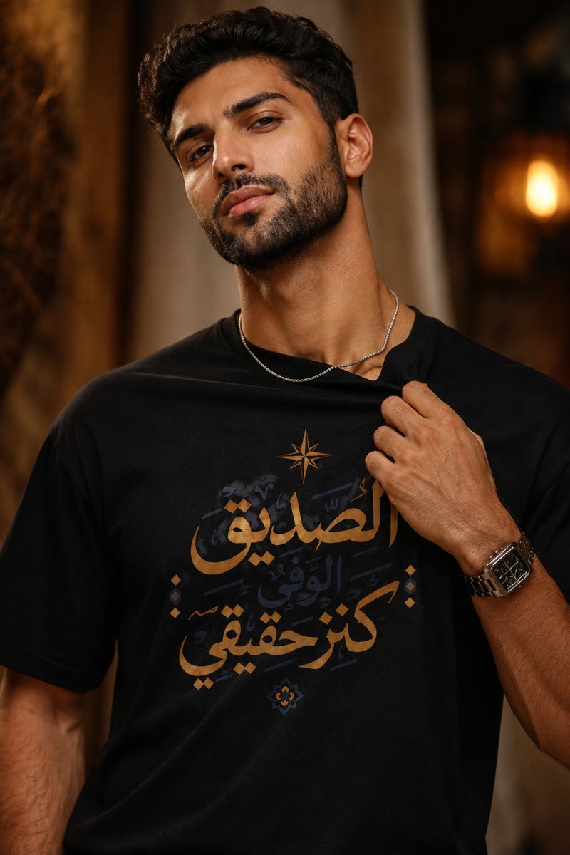 تي شيرت رجالي أسود بطباعة خط عربي أنيق تصميم عصري بأكمام قصيرة وياقة دائرية - Image 5
