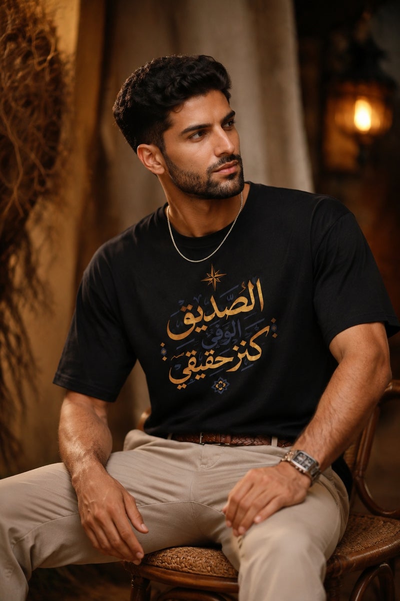 تي شيرت رجالي أسود بطباعة خط عربي أنيق تصميم عصري بأكمام قصيرة وياقة دائرية - Image 4